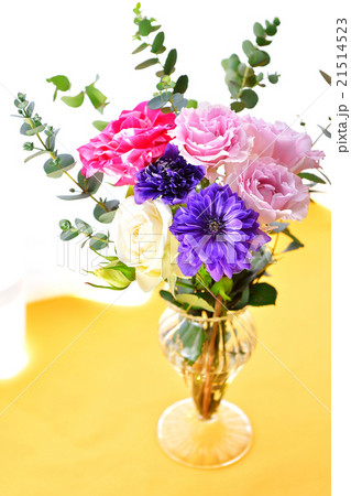 注意）青い花は矢車菊と思いますが100％確証なし。薔薇（バラ）のナチュラル風フラワーアレンジメント。 21514523