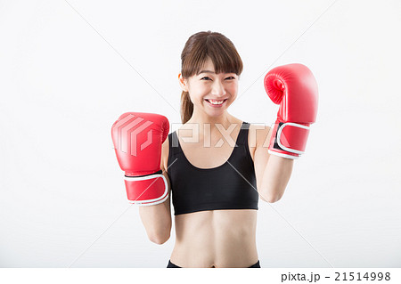 ボクシングする女性の写真素材