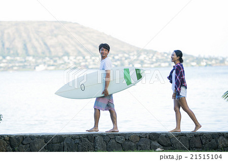海沿いを歩くカップル 21515104