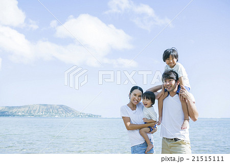 海沿いを歩く親子 21515111