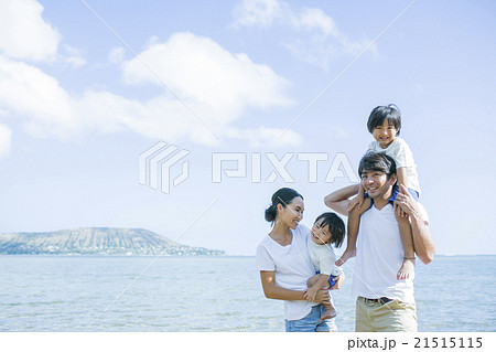 海沿いを歩く親子 海沿いを歩く親子 21515115
