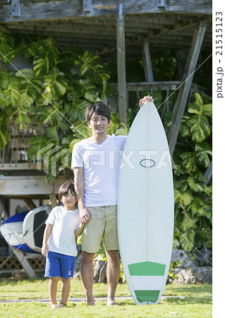 サーフボードを持つ親子 サーフボードを持つ親子 21515123