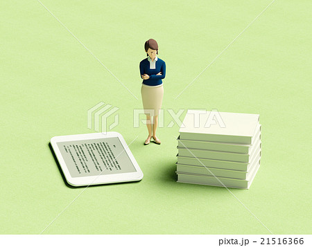 電子書籍と本に迷う女性 21516366