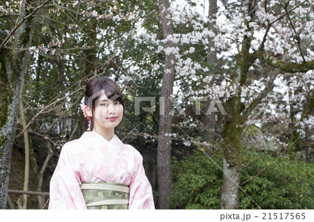 京都市東山区円山公園を散策する着物姿の笑顔の若い女性 21517565