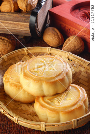 Chinese moon cake - food for Chinese mid-autumn f Chinese moon cake - food for Chinese mid-autumn f 21517762