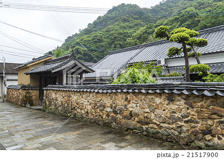 有田の裏通りトンバイ塀を見る風景 21517900