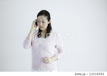 自然光白バック40代女性ミドルエイジ スマホ/携帯電話いろんなシチュエーションの対応とジェスチャー 自然光白バック40代女性ミドルエイジ スマホ/携帯電話いろんなシチュエーションの対応とジェスチャー 21518562