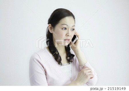 スマホと40代女性、スマホ活用、会話シーン、不審電話のシチュエーション スマホと40代女性、スマホ活用、会話シーン、不審電話のシチュエーション 21519149