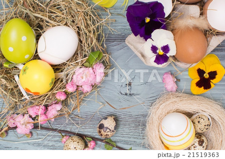 Easter background with eggs and flowers 21519363