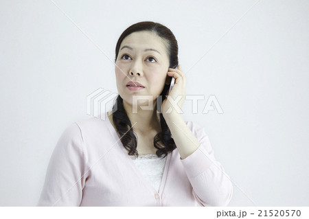 自然光白バック40代女性ミドルエイジ　スマホ会話 21520570