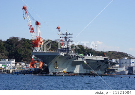 3月横須賀 軍港めぐり14原子力空母ロナルド レーガンの写真素材