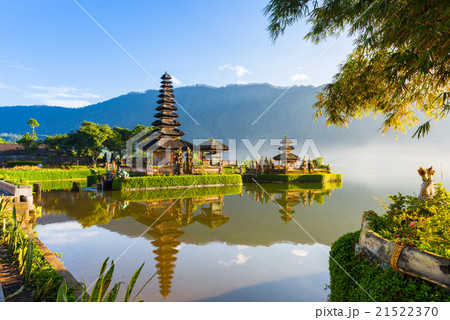 Pura Ulun Danu Bratan at sunrise, Bali Pura Ulun Danu Bratan at sunrise, Bali 21522370