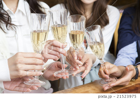 シャンパンでカンパイする女性達 シャンパンでカンパイする女性達 21523975