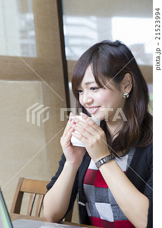 カップを持つ若い女性 カフェ カップを持つ若い女性 カフェ 21523994