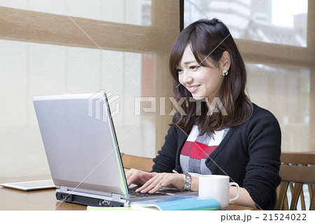 パソコンする若い女性　カフェ 21524022