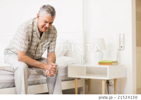 Suffering senior man waiting Suffering senior man waiting 21524150