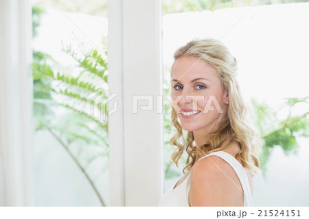 Beautiful woman smiling at camera 21524151