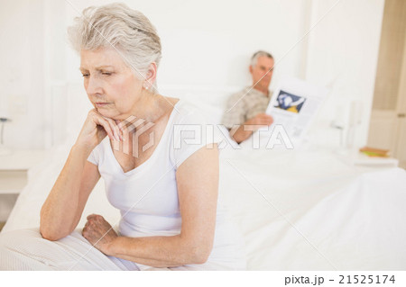 Annoyed couple ignoring each other 21525174