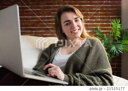 Pretty woman using laptop lying on the couch 21525177