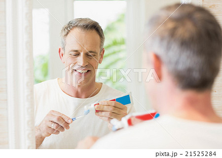 Handsome man brushing his teeth 21525284