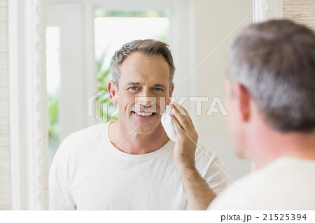 Handsome man applying shaving foam Handsome man applying shaving foam 21525394
