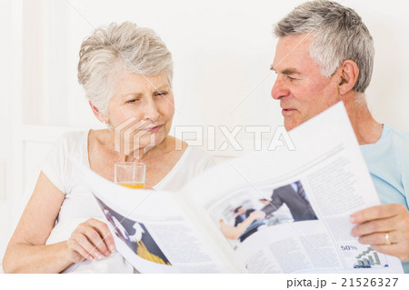 Senior couple reading newspaper 21526327
