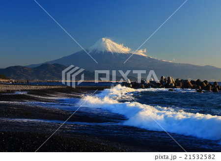 静岡県 三保の松原海岸の波と富士山 日本一への道 の写真素材