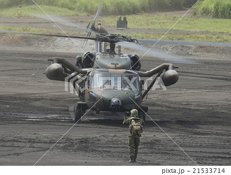 陸上自衛隊 多用途ヘリコプター Uh 60jaと誘導員の写真素材