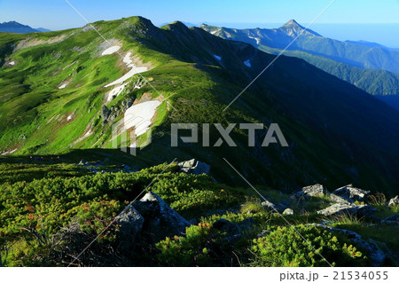 北アルプス 三俣蓮華岳の稜線から見る双六岳と笠ヶ岳の写真素材