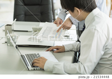 資料を確認するビジネスマンたち 資料を確認するビジネスマンたち 21534448