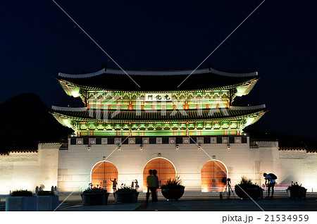 韓国の世界遺産 景福宮 光化門 夜景の写真素材