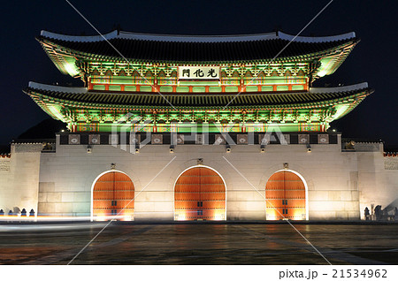 韓国の世界遺産 景福宮 光化門 夜景の写真素材