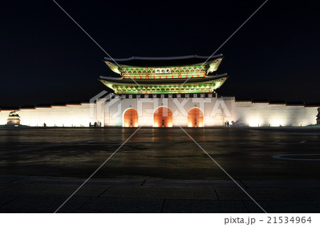 韓国の世界遺産 景福宮 光化門 夜景の写真素材