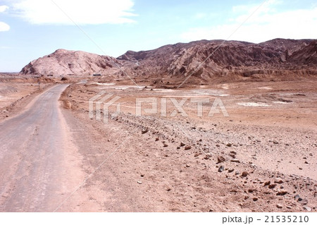 南米チリ北部、サンペドロ近郊のアタカマ砂漠にある月の谷の渓谷を走る道 21535210