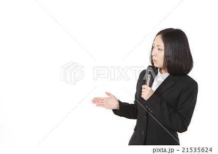 セミナーを進行する若い女性 セミナーを進行する若い女性 21535624