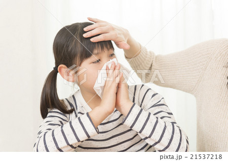 鼻をかむ子供と心配する母親 21537218