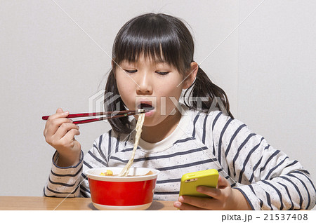 カップラーメンを寂しく食べる女の子 21537408