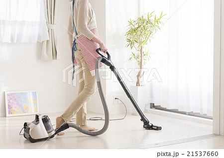 掃除機をかける女性の写真素材 21537660 Pixta