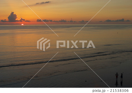 グアムのビーチに夕日が沈むの写真素材 21538306 Pixta