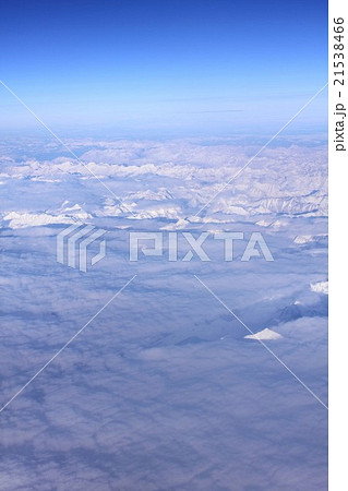 真冬のアラスカ、雲海に浮かぶ険しい雪山 21538466