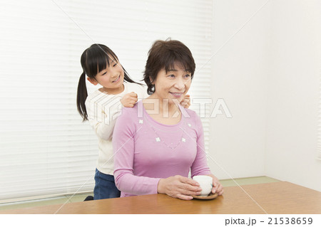 肩たたきをする祖母と孫　孫　祖母　おばあちゃんと孫　祖母と孫　肩たたき　肩もみ　マッサージ 21538659