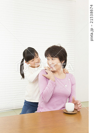 肩たたきをする祖母と孫　孫　祖母　おばあちゃんと孫　祖母と孫　肩たたき　肩もみ　マッサージ 21538674