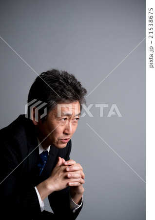 落ち込むスーツのミドル男性 21538675