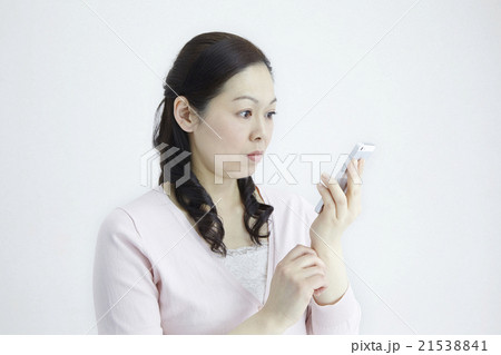 スマホと40代女性、スマホ活用、会話シーン、不愉快なシチュエーション スマホと40代女性、スマホ活用、会話シーン、不愉快なシチュエーション 21538841