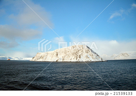 ホニングスヴォーグ近くの雪山フィヨルド 北欧ノルウェー 21539133