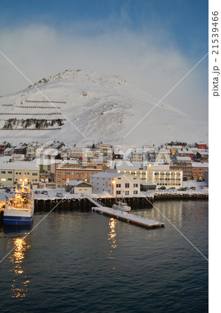 雪山の斜面と港町 ホニングスヴォーグ港 北欧ノルウェーの写真素材