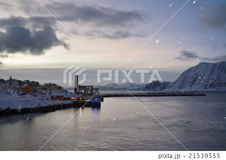 ホニングスヴォーグ港の朝焼けと雪 北欧ノルウェーの写真素材