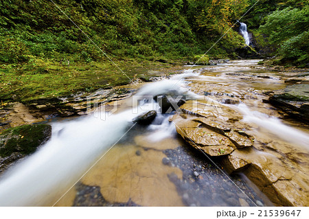 二口渓谷の天然記念物 姉滝 前後左右に二条に分かれ洞穴と滝とが結合した珍しく美しい滝の写真素材