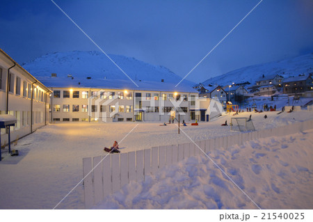 雪景色のホニングスヴォーグの小学校 北欧ノルウェーの写真素材