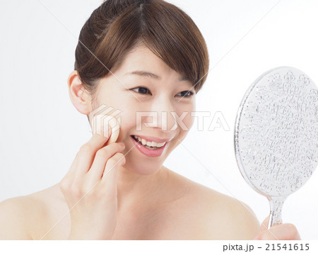 ビューティー　手鏡とパフを持つ女性 21541615